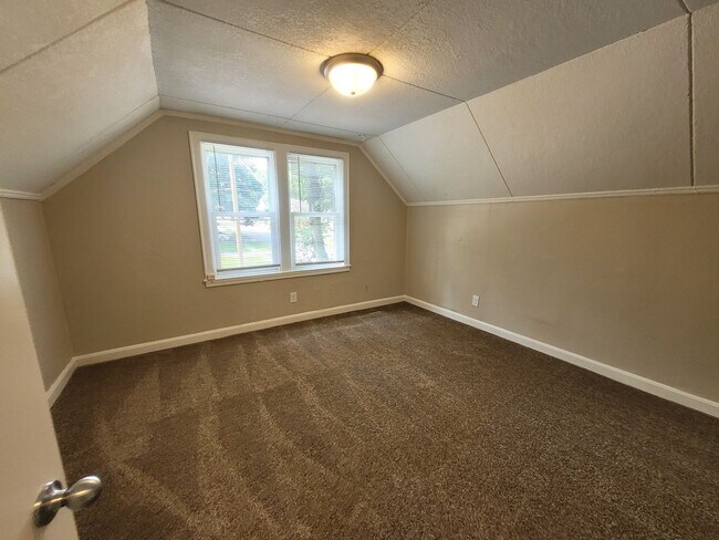 Building Photo - 2 bedroom, 1.5 bathroom home with detached garage!