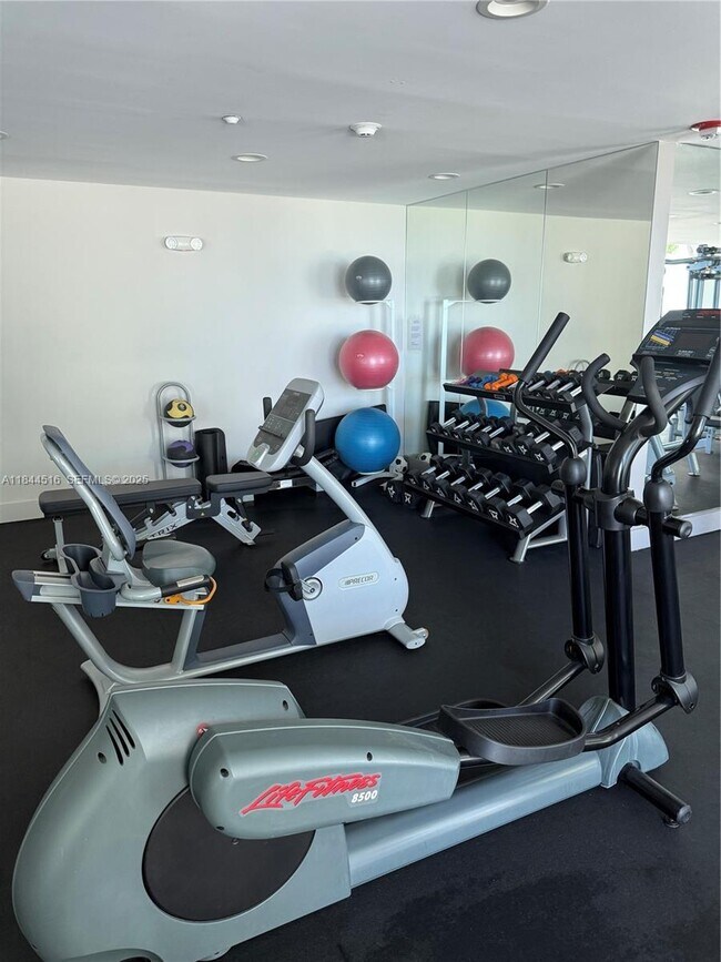 Building Photo - 5025 Collins Ave