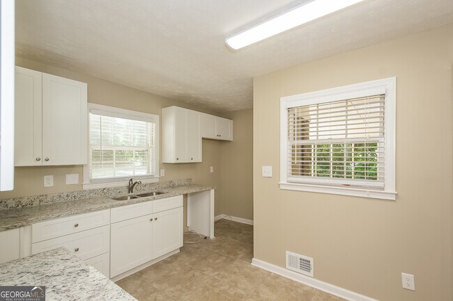 Building Photo - 1451 Cardinal Ln