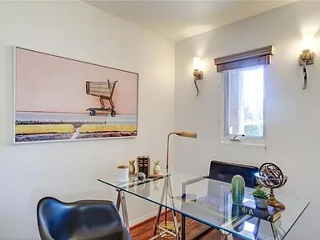 Building Photo - (Ellie:B) 900-902 Havenhurst Drive &amp; 8117 Willoughby Avenue