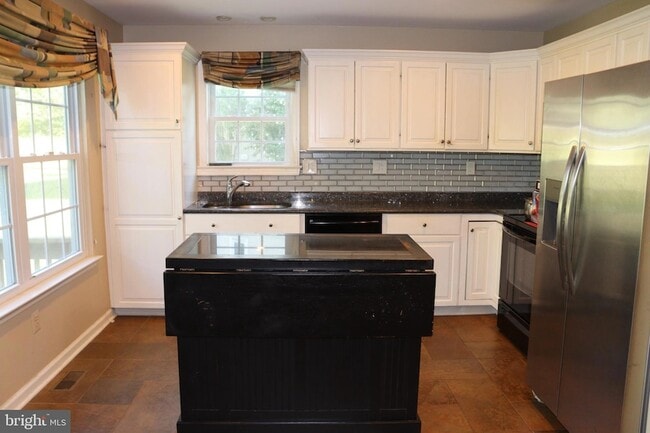 Building Photo - 323 Country Club Dr