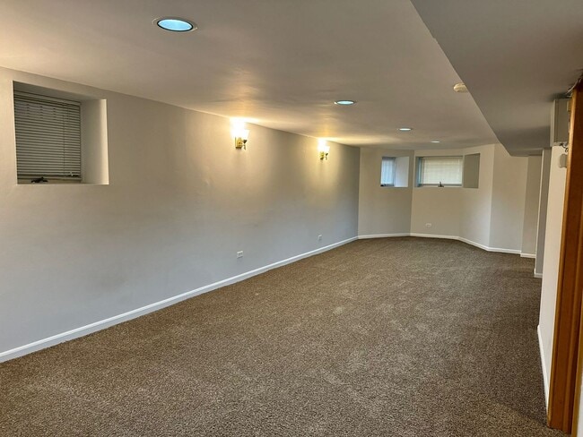 Building Photo - 923 W Fletcher St