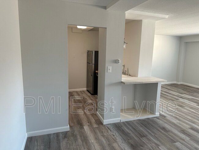 Building Photo - 292 Pequot Ave