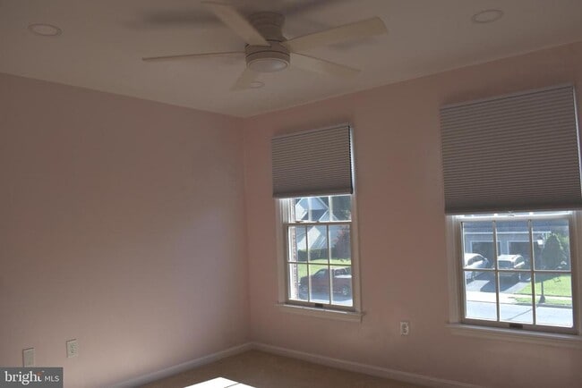 Building Photo - 2174 E Greenleaf Dr