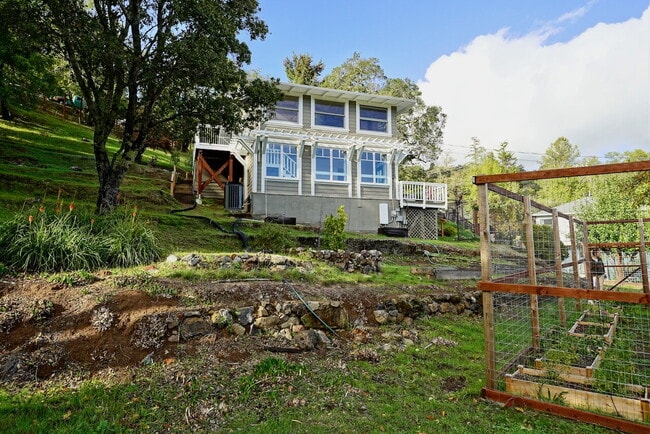 Primary Photo - Lovely Two-Story Home With 3 Bedrooms and ...