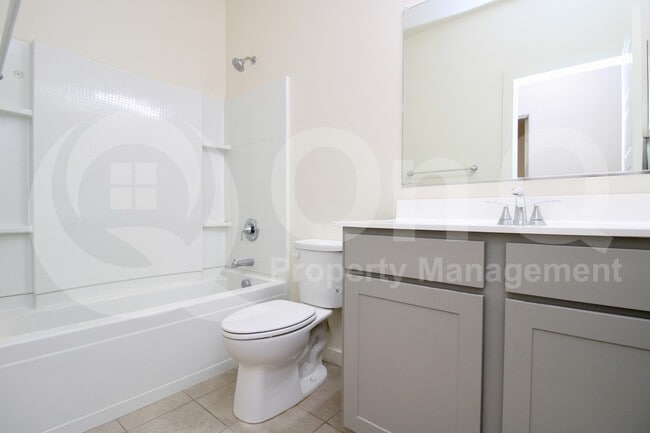 Building Photo - 744 E Diamond Dr