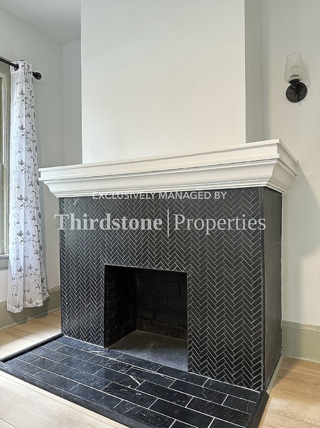 Building Photo - 2030 Redwing St