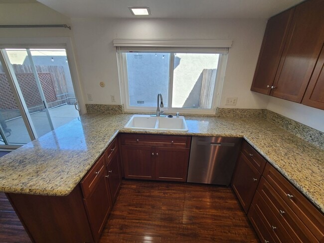 Building Photo - Spacious Two story 3 bed 2.5 baths + 2 car garage in great school district.