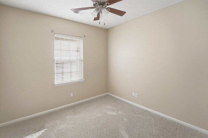 Building Photo - 149 Landing Ln