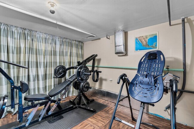 Building Photo - Beautiful bright home with large yard, fin...