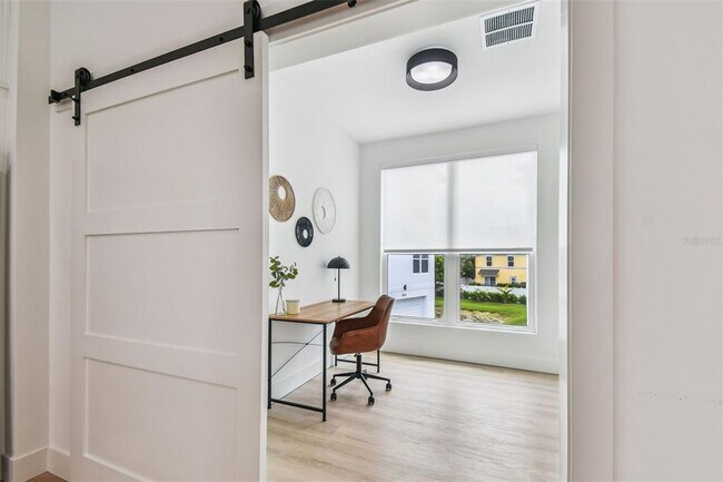 Building Photo - 3840 Pompano Dr SE