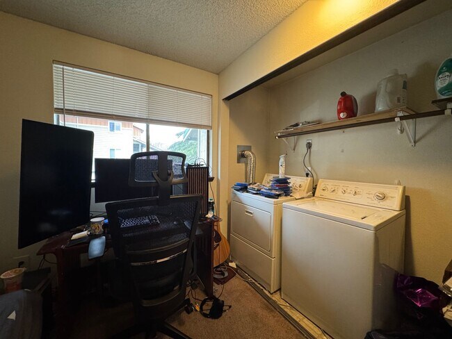 Building Photo - 2 Bedroom 1.5 Bath Townhouse near WWU and Fairhaven w/ Attached Garage