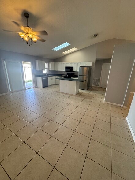 Building Photo - 449 SW Fifer Ave