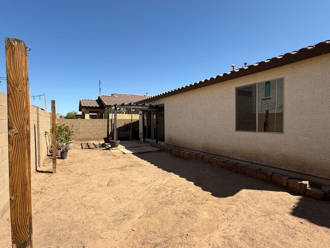 Building Photo - Laveen, Gated Community, 3 bed, 2 bath Gre...