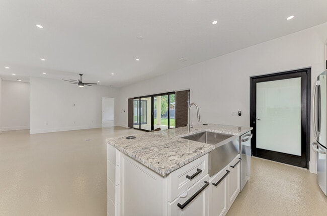 Building Photo - 2144 Webber St