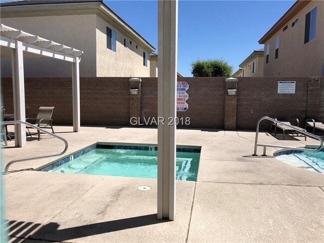 Building Photo - 3 BEDROOM HOME IN GATED COMMUNITY WITH COM...