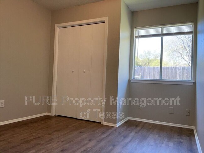 Building Photo - 608 Greenlawn Blvd