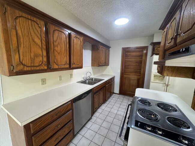 Building Photo - 325 E Parkland Dr