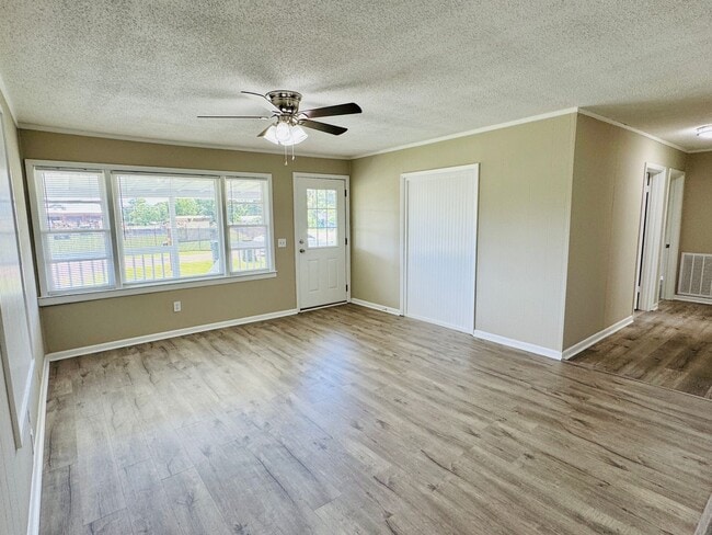 Building Photo - 4-Bedroom that has it all !