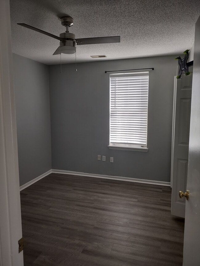 Building Photo - Fabulous Upgraded Three Bedroom/Two Bath Townhome - Walking Distance to Lexington Medical Center