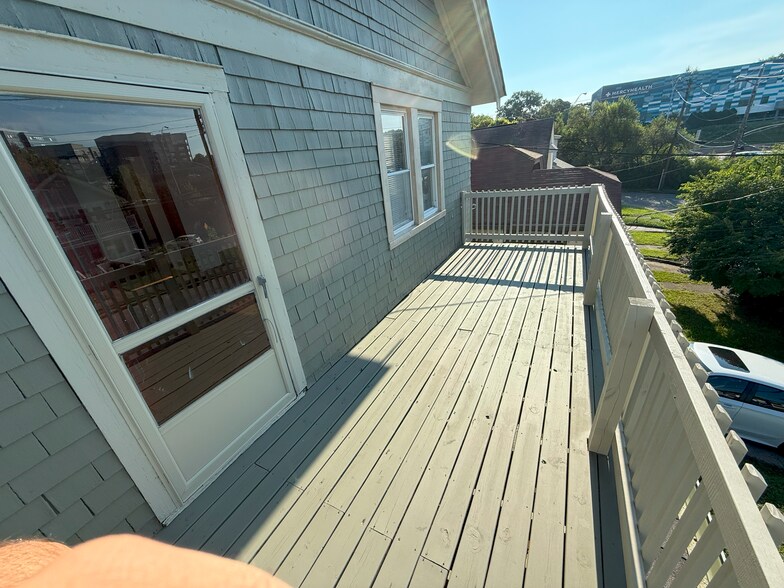 Top Porch - 2634 Melrose Ave