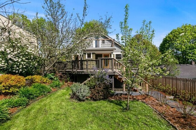 Building Photo - Charming AIR CONDITIONED Leschi Craftsman