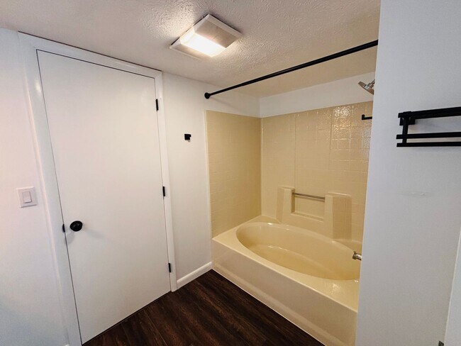 Building Photo - 3 Bedroom, 2 Bath House in Woodbine w/walking trail access
