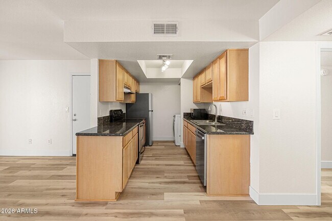 Building Photo - 740 W Elm St