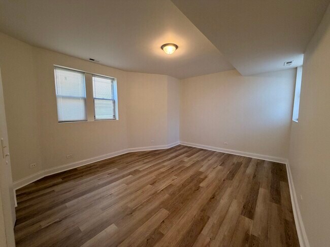 Building Photo - 2803 W Lawrence Ave