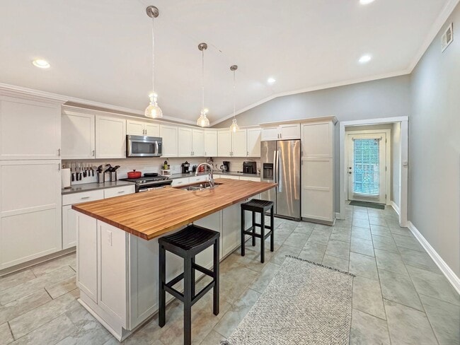 Building Photo - Large 4 bedroom, 3 bath home recently updated near Chickasaw Gardens