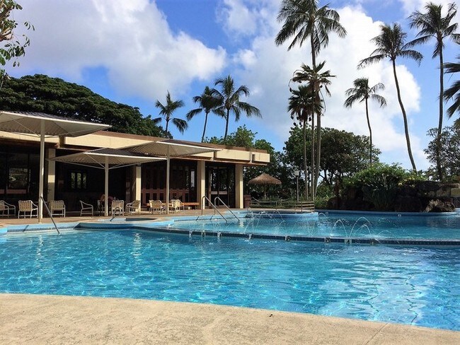 Building Photo - Mauna Luan 2BR/2BA/2PK Desirable End Unit