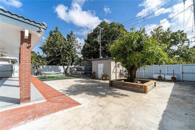 Building Photo - 172 W 17th St