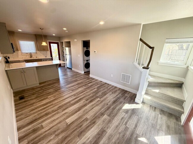 Building Photo - 614 Lesser Dr