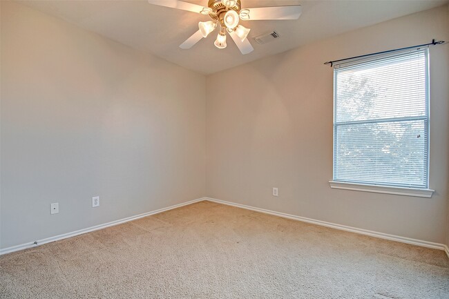 Building Photo - 243 Drake Run Ln