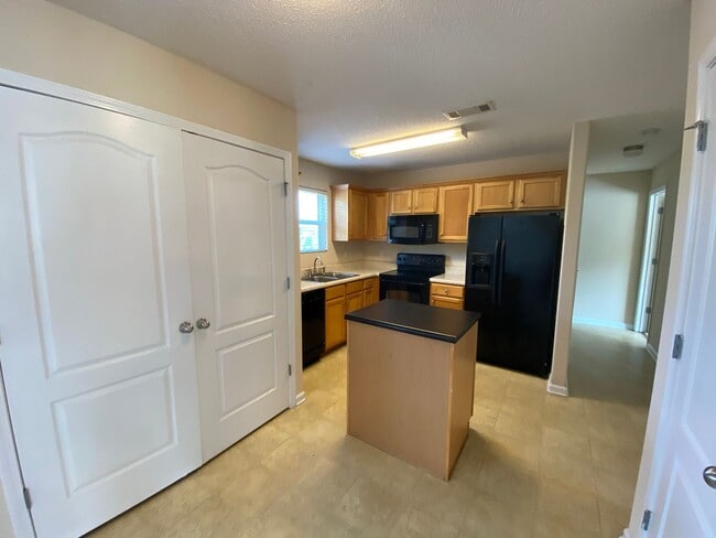 Building Photo - BRIDGEWATER HOME WITH FENCED IN YARD! PRE-LEASING FOR AUGUST 2026!