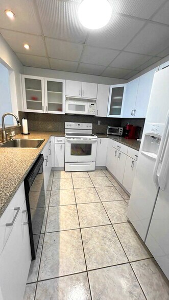 Building Photo - 3725 S Ocean Dr