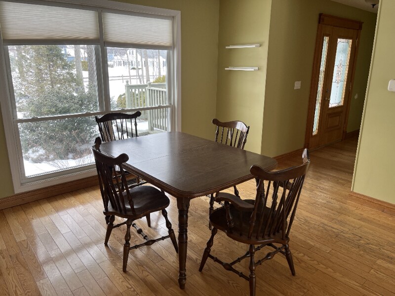 Building Photo - 559 Malletts Bay Ave