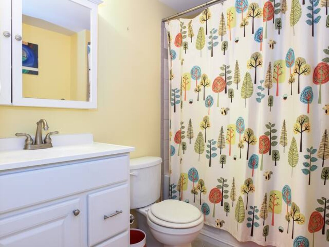 Full Bathroom Upstairs - 3732 Falls Rd