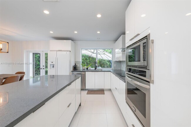 Building Photo - 424 E Dilido Dr