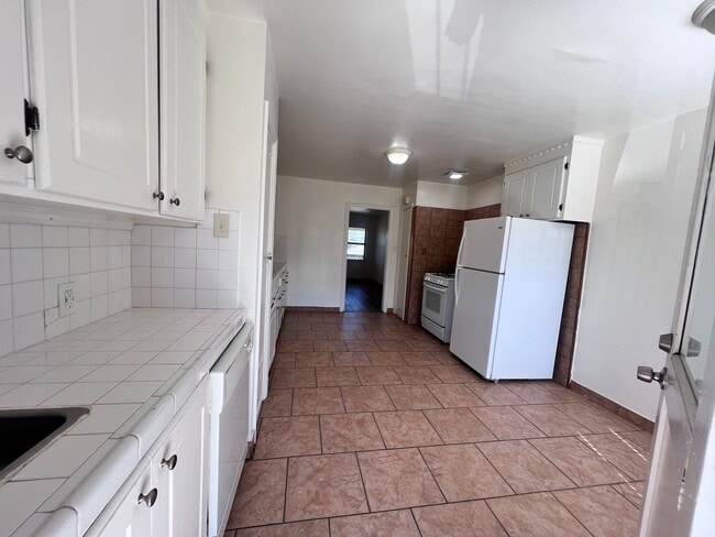 Building Photo - SPACIOUS 2 BEDROOM/1 BATH AVAILABLE IN HAYWARD CA !!!!