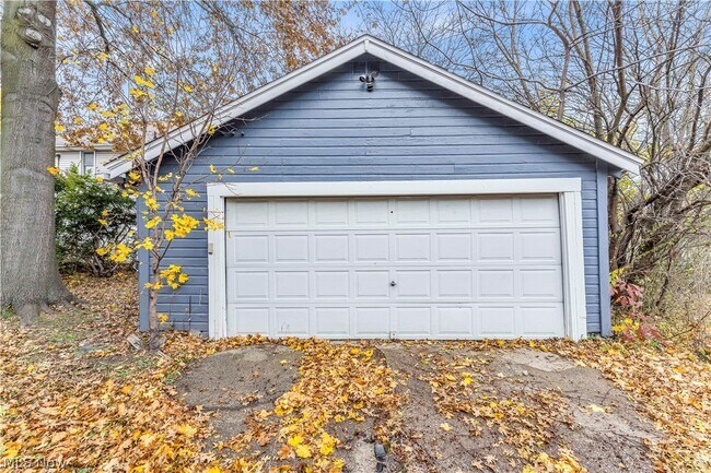 Building Photo - 485 E Archwood Ave