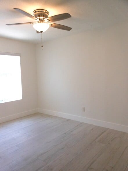 Building Photo - 221 SW 9th Ave