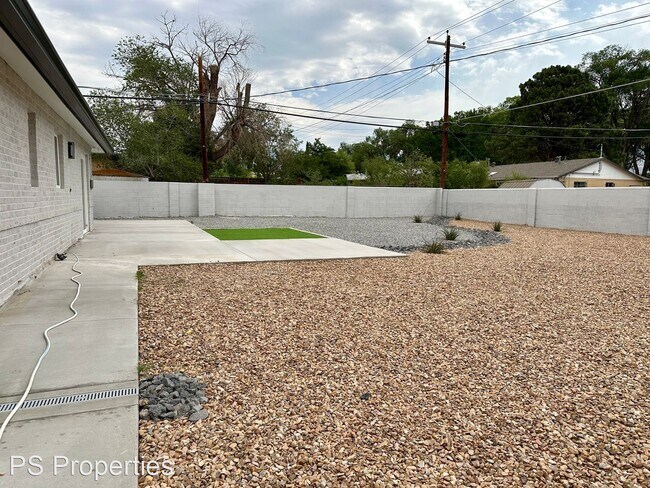 Building Photo - 3 br, 1.5 bath House - 2008 Vermont St NE ...