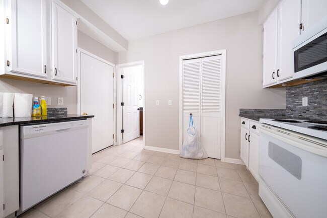 Building Photo - 15345 Greenhaven Ln