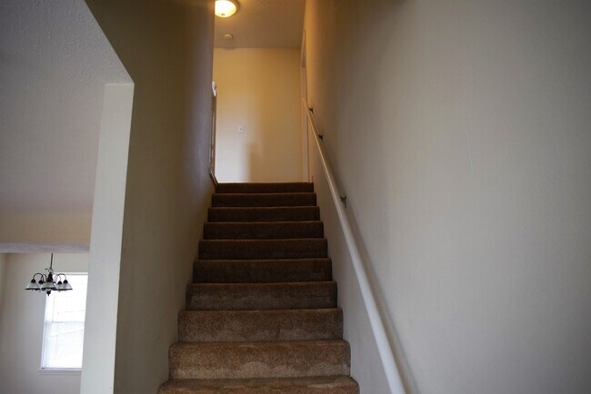 Building Photo - Spacious 3 bedroom, 2.5 bathroom duplex!