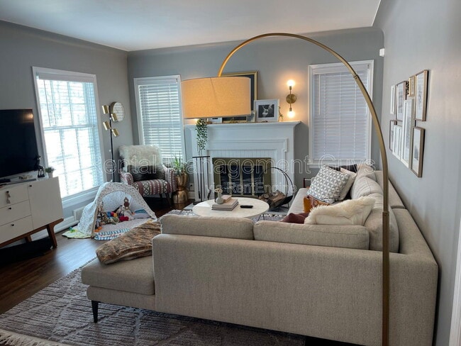 Building Photo - 4119 N Sheridan Ave