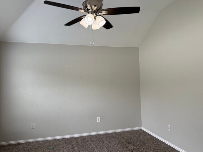 Building Photo - 413 Hilltop Dr