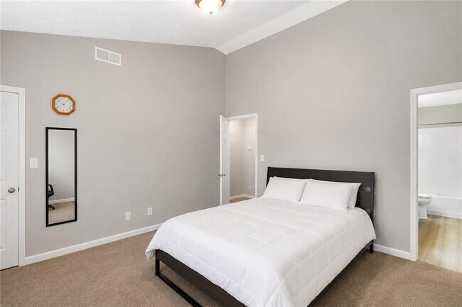 Building Photo - 940 Tree Creek Blvd