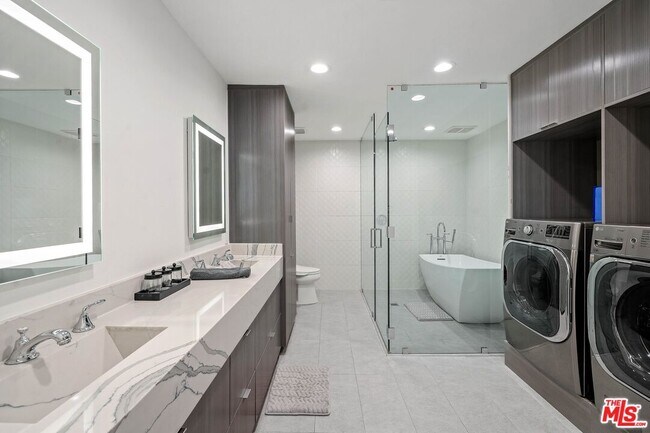Building Photo - 440 N Oakhurst Dr