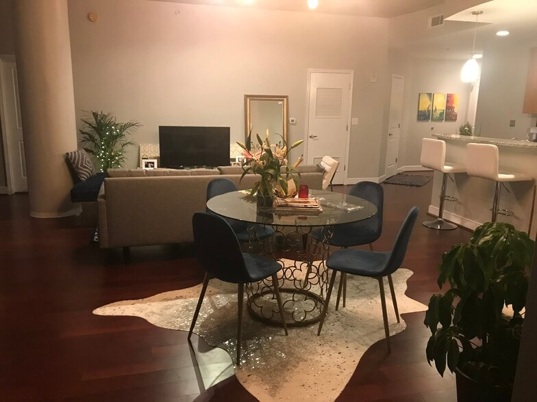 LIVING ROOM - 950 W Peachtree St NW